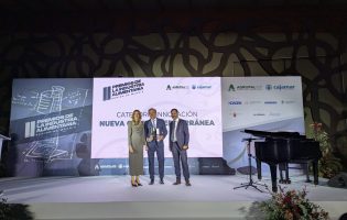 Nueva cocina mediterranea recoje el premio a la innovacion de manos de la consejera de Empresa